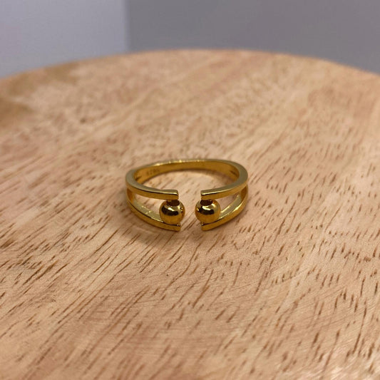 Anxiety Ring Bolletjes Zilver 925 gold plated Sfeerbeeld op hout