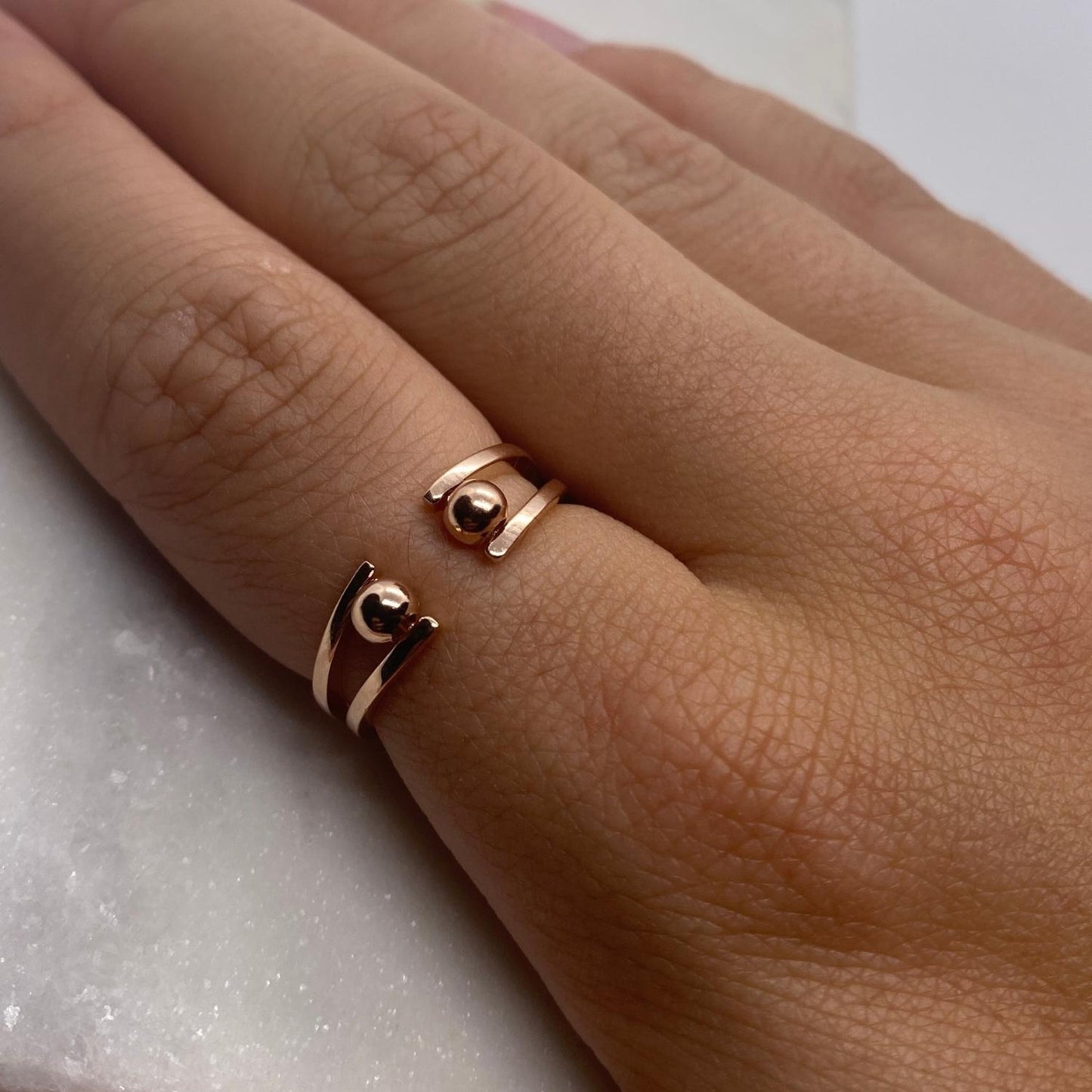 Anxiety Ring Bolletjes Zilver 925 rosé gold plated om vinger