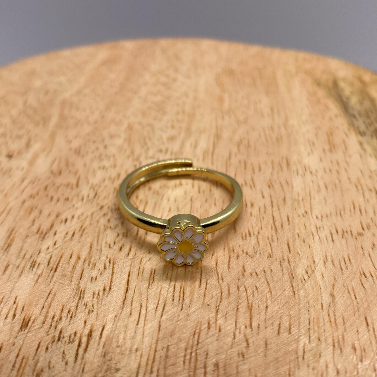 Anxiety Ring Kleine Witte bloem op hout