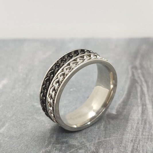 Anxiety Ring (Dubbele Ketting) Zwart-Zilver Sfeerbeeld op marmer