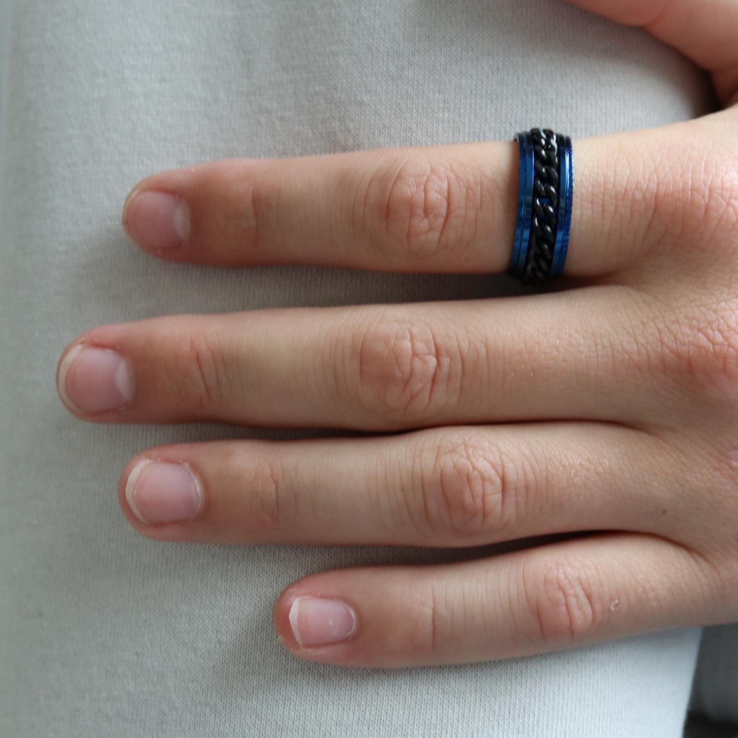 Anxiety Ring (ketting) Blauw-Zwart om vinger