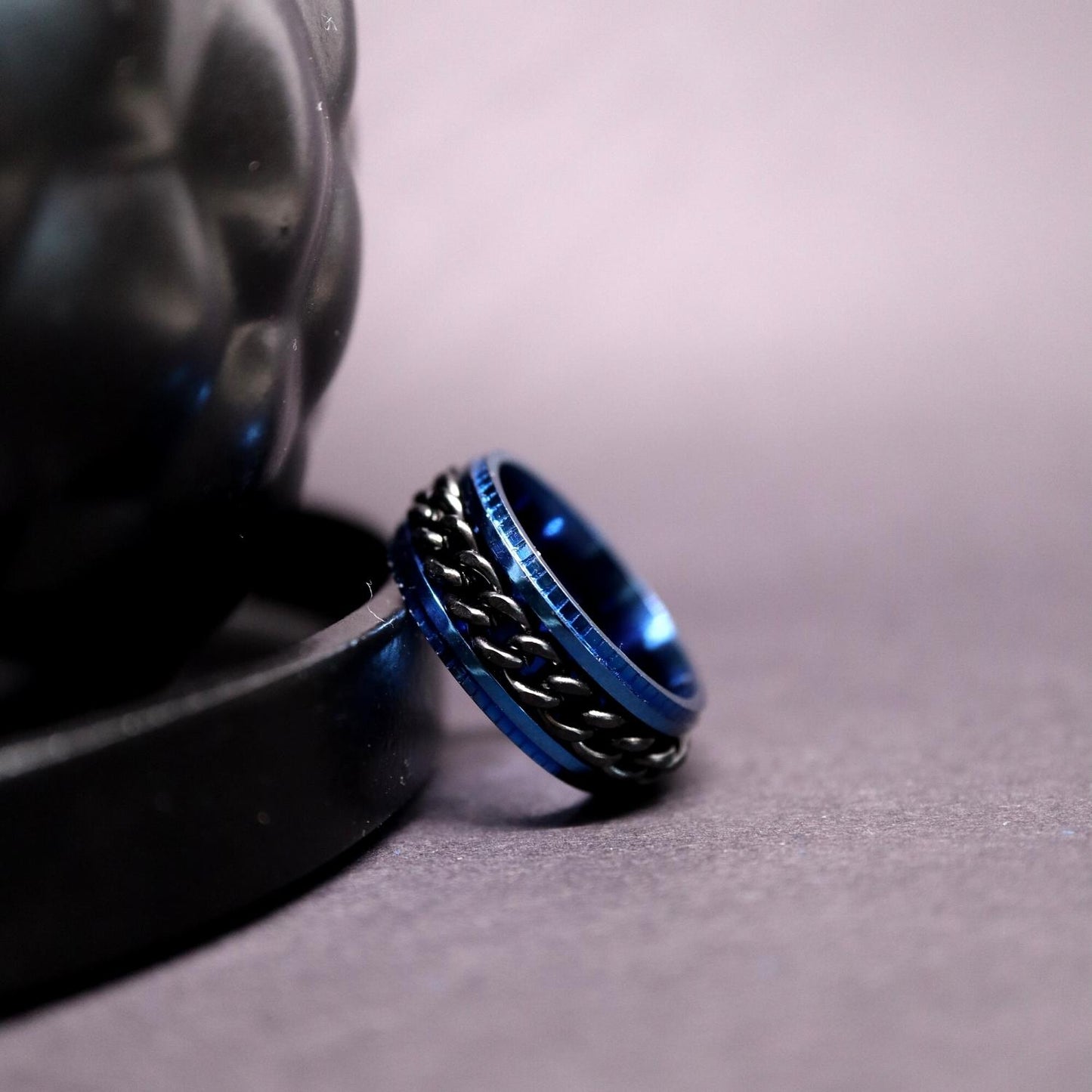 Anxiety Ring (ketting) Blauw-Zwart sfeerbeeld