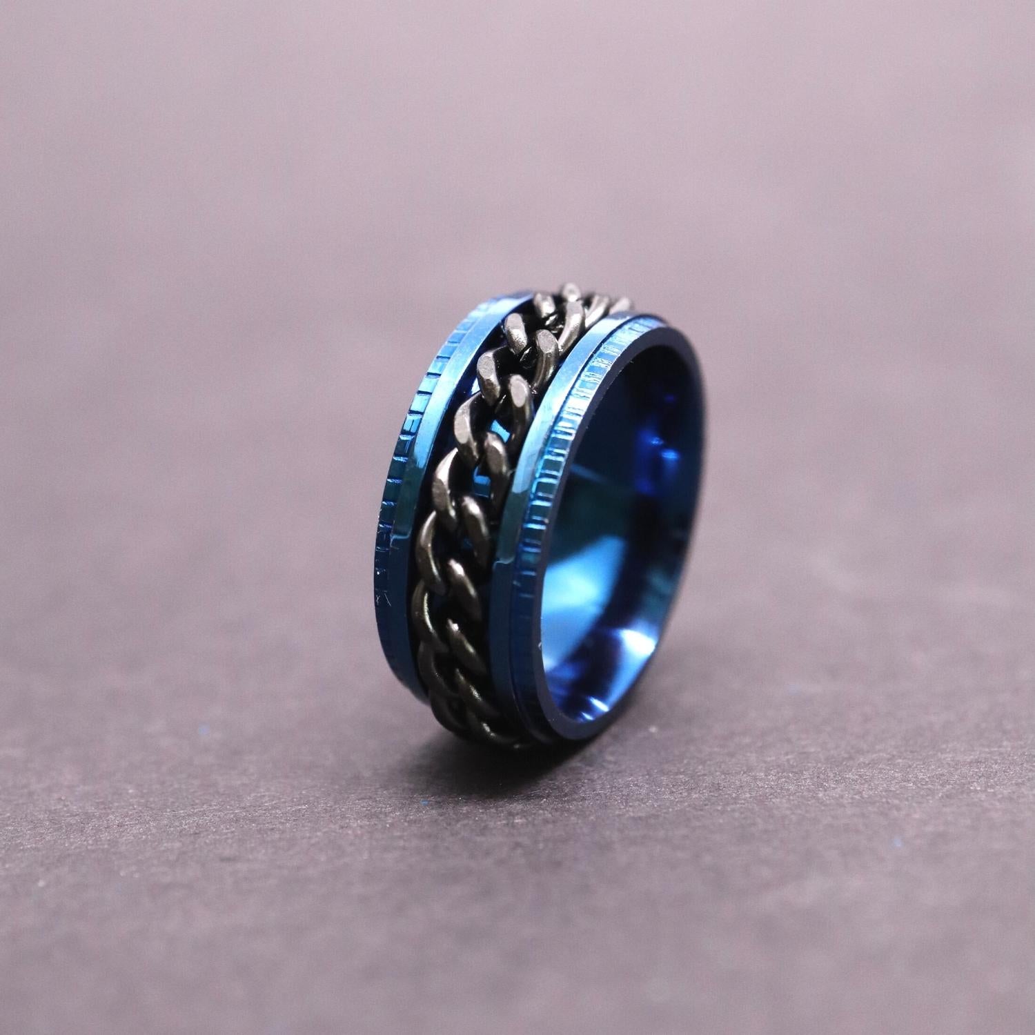 Anxiety Ring (ketting) Blauw-Zwart sfeerbeeld 2