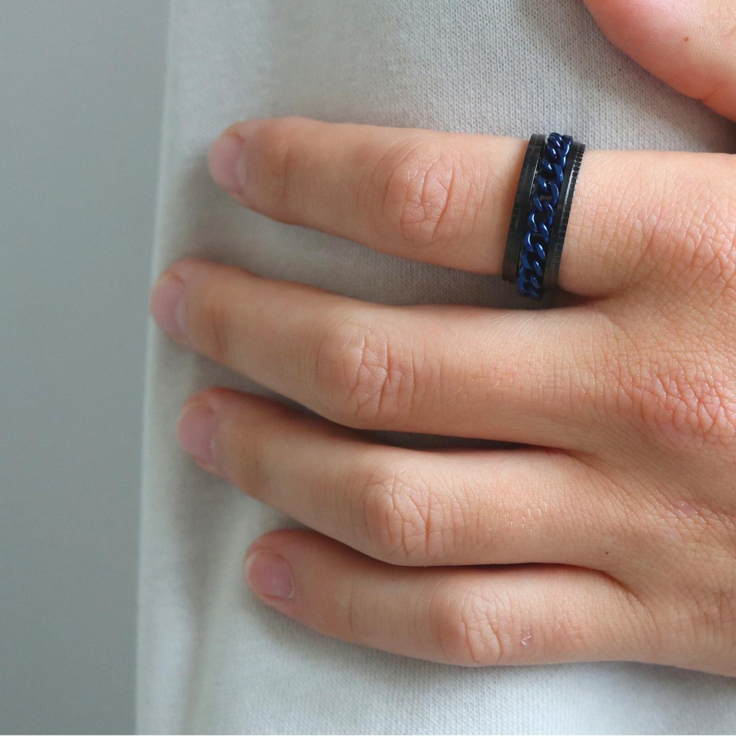 Anxiety Ring (ketting) Zwart-Blauw om vinger
