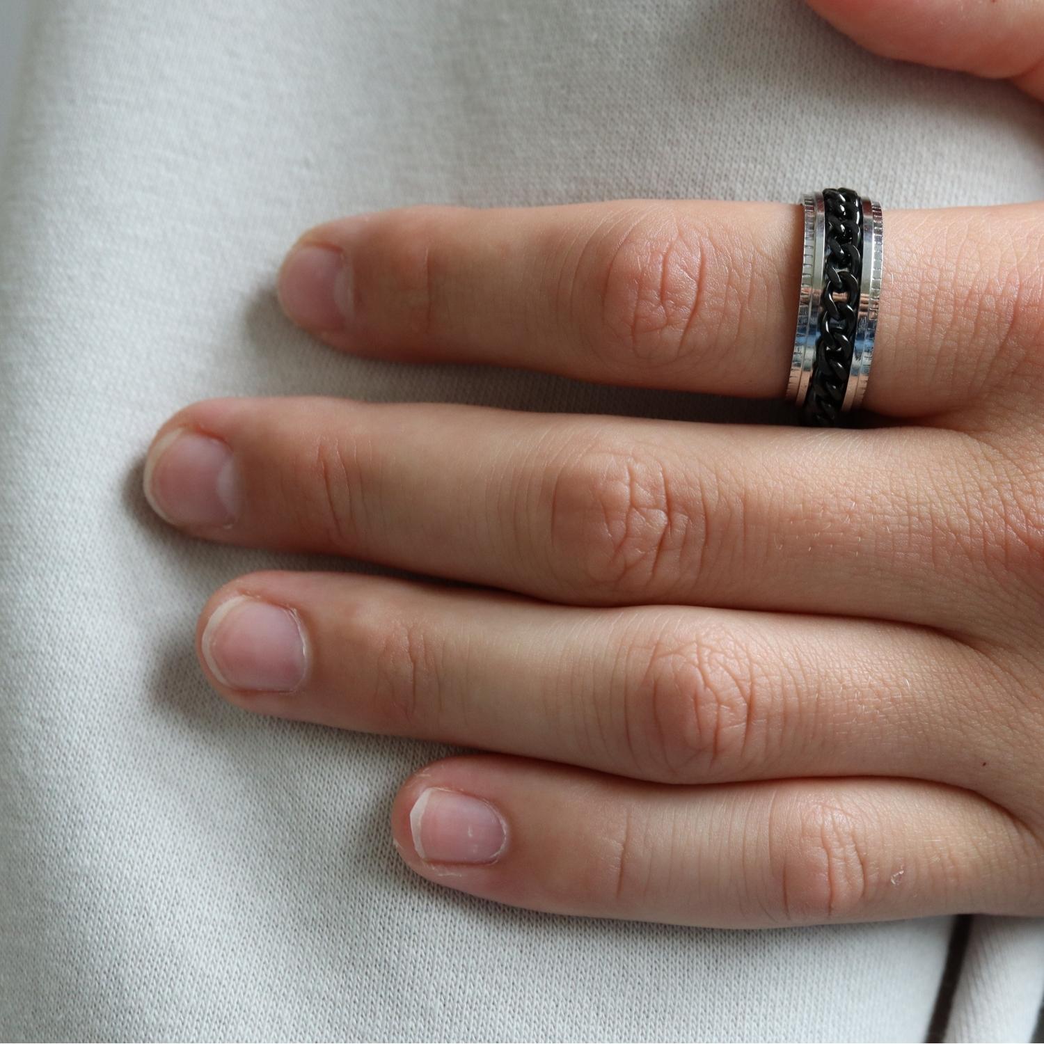 Anxiety Ring (ketting) Zilver-Zwart om vinger